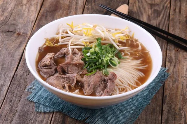 Tô phở bò truyền thống